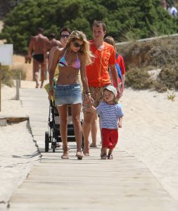 10-07-2008 SHOWBIZZ; SYLVIE - RAFAEL EN DAMIAN VAN DER VAART VIEREN HEERLIJK VAKANTIE IN SPANJE. Het is zon en geluk voor familie van der Vaart op hun vakantie in Spanje. Sylvie en Rafael genieten elke minuut van elkaar en van hun zoon Damian. Na een zeer druk seizoen voor hun beide hebben ze eindelijk weer tijd voor elkaar. Lekker op het strand wandelen en af en toe een balletje trappen met Damian. Het is alleen jammer dat ik maar 18 dagen vakantie heb dit jaar zei Rafael want voor dat je het weet sta ik weer op het veld en dan is het weer over met de pret.
Exclusieve foto: Albert den Iseger.