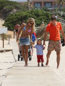 10-07-2008 SHOWBIZZ; SYLVIE - RAFAEL EN DAMIAN VAN DER VAART VIEREN HEERLIJK VAKANTIE IN SPANJE. Het is zon en geluk voor familie van der Vaart op hun vakantie in Spanje. Sylvie en Rafael genieten elke minuut van elkaar en van hun zoon Damian. Na een zeer druk seizoen voor hun beide hebben ze eindelijk weer tijd voor elkaar. Lekker op het strand wandelen en af en toe een balletje trappen met Damian. Het is alleen jammer dat ik maar 18 dagen vakantie heb dit jaar zei Rafael want voor dat je het weet sta ik weer op het veld en dan is het weer over met de pret.
Exclusieve foto: Albert den Iseger.