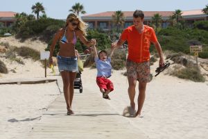 10-07-2008 SHOWBIZZ; SYLVIE - RAFAEL EN DAMIAN VAN DER VAART VIEREN HEERLIJK VAKANTIE IN SPANJE. Het is zon en geluk voor familie van der Vaart op hun vakantie in Spanje. Sylvie en Rafael genieten elke minuut van elkaar en van hun zoon Damian. Na een zeer druk seizoen voor hun beide hebben ze eindelijk weer tijd voor elkaar. Lekker op het strand wandelen en af en toe een balletje trappen met Damian. Het is alleen jammer dat ik maar 18 dagen vakantie heb dit jaar zei Rafael want voor dat je het weet sta ik weer op het veld en dan is het weer over met de pret.
Exclusieve foto: Albert den Iseger.