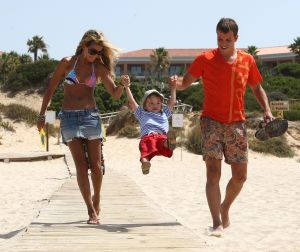 10-07-2008 SHOWBIZZ; SYLVIE - RAFAEL EN DAMIAN VAN DER VAART VIEREN HEERLIJK VAKANTIE IN SPANJE. Het is zon en geluk voor familie van der Vaart op hun vakantie in Spanje. Sylvie en Rafael genieten elke minuut van elkaar en van hun zoon Damian. Na een zeer druk seizoen voor hun beide hebben ze eindelijk weer tijd voor elkaar. Lekker op het strand wandelen en af en toe een balletje trappen met Damian. Het is alleen jammer dat ik maar 18 dagen vakantie heb dit jaar zei Rafael want voor dat je het weet sta ik weer op het veld en dan is het weer over met de pret.
Exclusieve foto: Albert den Iseger.