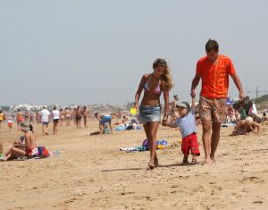 10-07-2008 SHOWBIZZ; SYLVIE - RAFAEL EN DAMIAN VAN DER VAART VIEREN HEERLIJK VAKANTIE IN SPANJE. Het is zon en geluk voor familie van der Vaart op hun vakantie in Spanje. Sylvie en Rafael genieten elke minuut van elkaar en van hun zoon Damian. Na een zeer druk seizoen voor hun beide hebben ze eindelijk weer tijd voor elkaar. Lekker op het strand wandelen en af en toe een balletje trappen met Damian. Het is alleen jammer dat ik maar 18 dagen vakantie heb dit jaar zei Rafael want voor dat je het weet sta ik weer op het veld en dan is het weer over met de pret.
Exclusieve foto: Albert den Iseger.