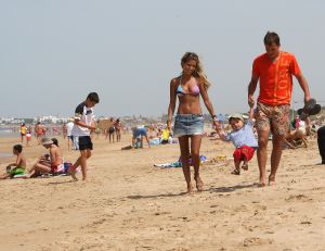 10-07-2008 SHOWBIZZ; SYLVIE - RAFAEL EN DAMIAN VAN DER VAART VIEREN HEERLIJK VAKANTIE IN SPANJE. Het is zon en geluk voor familie van der Vaart op hun vakantie in Spanje. Sylvie en Rafael genieten elke minuut van elkaar en van hun zoon Damian. Na een zeer druk seizoen voor hun beide hebben ze eindelijk weer tijd voor elkaar. Lekker op het strand wandelen en af en toe een balletje trappen met Damian. Het is alleen jammer dat ik maar 18 dagen vakantie heb dit jaar zei Rafael want voor dat je het weet sta ik weer op het veld en dan is het weer over met de pret.
Exclusieve foto: Albert den Iseger.