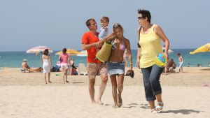 10-07-2008 SHOWBIZZ; SYLVIE - RAFAEL EN DAMIAN VAN DER VAART VIEREN HEERLIJK VAKANTIE IN SPANJE. Het is zon en geluk voor familie van der Vaart op hun vakantie in Spanje. Sylvie en Rafael genieten elke minuut van elkaar en van hun zoon Damian. Na een zeer druk seizoen voor hun beide hebben ze eindelijk weer tijd voor elkaar. Lekker op het strand wandelen en af en toe een balletje trappen met Damian. Het is alleen jammer dat ik maar 18 dagen vakantie heb dit jaar zei Rafael want voor dat je het weet sta ik weer op het veld en dan is het weer over met de pret.
Exclusieve foto: Albert den Iseger.