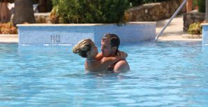 10-07-2008 SHOWBIZZ; SYLVIE - RAFAEL EN DAMIAN VAN DER VAART VIEREN HEERLIJK VAKANTIE IN SPANJE. Het is zon en geluk voor familie van der Vaart op hun vakantie in Spanje. Sylvie en Rafael genieten elke minuut van elkaar en van hun zoon Damian. Na een zeer druk seizoen voor hun beide hebben ze eindelijk weer tijd voor elkaar. Lekker op het strand wandelen en af en toe een balletje trappen met Damian. Het is alleen jammer dat ik maar 18 dagen vakantie heb dit jaar zei Rafael want voor dat je het weet sta ik weer op het veld en dan is het weer over met de pret.
Exclusieve foto: Albert den Iseger.