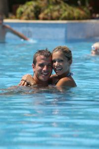 10-07-2008 SHOWBIZZ; SYLVIE - RAFAEL EN DAMIAN VAN DER VAART VIEREN HEERLIJK VAKANTIE IN SPANJE. Het is zon en geluk voor familie van der Vaart op hun vakantie in Spanje. Sylvie en Rafael genieten elke minuut van elkaar en van hun zoon Damian. Na een zeer druk seizoen voor hun beide hebben ze eindelijk weer tijd voor elkaar. Lekker op het strand wandelen en af en toe een balletje trappen met Damian. Het is alleen jammer dat ik maar 18 dagen vakantie heb dit jaar zei Rafael want voor dat je het weet sta ik weer op het veld en dan is het weer over met de pret.
Exclusieve foto: Albert den Iseger.