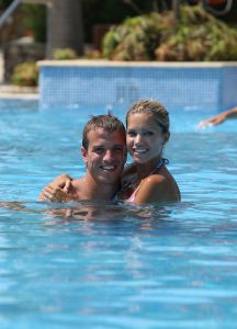 10-07-2008 SHOWBIZZ; SYLVIE - RAFAEL EN DAMIAN VAN DER VAART VIEREN HEERLIJK VAKANTIE IN SPANJE. Het is zon en geluk voor familie van der Vaart op hun vakantie in Spanje. Sylvie en Rafael genieten elke minuut van elkaar en van hun zoon Damian. Na een zeer druk seizoen voor hun beide hebben ze eindelijk weer tijd voor elkaar. Lekker op het strand wandelen en af en toe een balletje trappen met Damian. Het is alleen jammer dat ik maar 18 dagen vakantie heb dit jaar zei Rafael want voor dat je het weet sta ik weer op het veld en dan is het weer over met de pret.
Exclusieve foto: Albert den Iseger.10-07-2008 SHOWBIZZ; SYLVIE - RAFAEL EN DAMIAN VAN DER VAART VIEREN HEERLIJK VAKANTIE IN SPANJE. Het is zon en geluk voor familie van der Vaart op hun vakantie in Spanje. Sylvie en Rafael genieten elke minuut van elkaar en van hun zoon Damian. Na een zeer druk seizoen voor hun beide hebben ze eindelijk weer tijd voor elkaar. Lekker op het strand wandelen en af en toe een balletje trappen met Damian. Het is alleen jammer dat ik maar 18 dagen vakantie heb dit jaar zei Rafael want voor dat je het weet sta ik weer op het veld en dan is het weer over met de pret.
Exclusieve foto: Albert den Iseger.