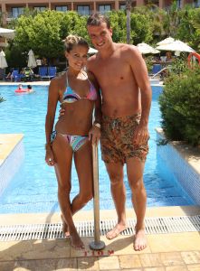 10-07-2008 SHOWBIZZ; SYLVIE - RAFAEL EN DAMIAN VAN DER VAART VIEREN HEERLIJK VAKANTIE IN SPANJE. Het is zon en geluk voor familie van der Vaart op hun vakantie in Spanje. Sylvie en Rafael genieten elke minuut van elkaar en van hun zoon Damian. Na een zeer druk seizoen voor hun beide hebben ze eindelijk weer tijd voor elkaar. Lekker op het strand wandelen en af en toe een balletje trappen met Damian. Het is alleen jammer dat ik maar 18 dagen vakantie heb dit jaar zei Rafael want voor dat je het weet sta ik weer op het veld en dan is het weer over met de pret.
Exclusieve foto: Albert den Iseger.