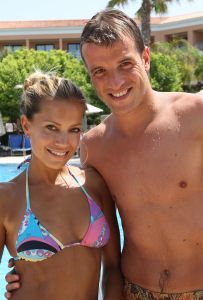 10-07-2008 SHOWBIZZ; SYLVIE - RAFAEL EN DAMIAN VAN DER VAART VIEREN HEERLIJK VAKANTIE IN SPANJE. Het is zon en geluk voor familie van der Vaart op hun vakantie in Spanje. Sylvie en Rafael genieten elke minuut van elkaar en van hun zoon Damian. Na een zeer druk seizoen voor hun beide hebben ze eindelijk weer tijd voor elkaar. Lekker op het strand wandelen en af en toe een balletje trappen met Damian. Het is alleen jammer dat ik maar 18 dagen vakantie heb dit jaar zei Rafael want voor dat je het weet sta ik weer op het veld en dan is het weer over met de pret.
Exclusieve foto: Albert den Iseger.