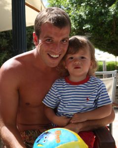 10-07-2008 SHOWBIZZ; SYLVIE - RAFAEL EN DAMIAN VAN DER VAART VIEREN HEERLIJK VAKANTIE IN SPANJE. Het is zon en geluk voor familie van der Vaart op hun vakantie in Spanje. Sylvie en Rafael genieten elke minuut van elkaar en van hun zoon Damian. Na een zeer druk seizoen voor hun beide hebben ze eindelijk weer tijd voor elkaar. Lekker op het strand wandelen en af en toe een balletje trappen met Damian. Het is alleen jammer dat ik maar 18 dagen vakantie heb dit jaar zei Rafael want voor dat je het weet sta ik weer op het veld en dan is het weer over met de pret.
Exclusieve foto: Albert den Iseger.