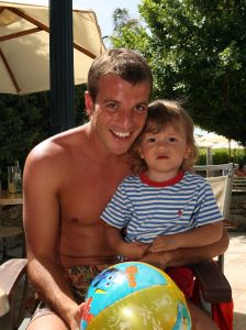 10-07-2008 SHOWBIZZ; SYLVIE - RAFAEL EN DAMIAN VAN DER VAART VIEREN HEERLIJK VAKANTIE IN SPANJE. Het is zon en geluk voor familie van der Vaart op hun vakantie in Spanje. Sylvie en Rafael genieten elke minuut van elkaar en van hun zoon Damian. Na een zeer druk seizoen voor hun beide hebben ze eindelijk weer tijd voor elkaar. Lekker op het strand wandelen en af en toe een balletje trappen met Damian. Het is alleen jammer dat ik maar 18 dagen vakantie heb dit jaar zei Rafael want voor dat je het weet sta ik weer op het veld en dan is het weer over met de pret.
Exclusieve foto: Albert den Iseger.