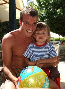 10-07-2008 SHOWBIZZ; SYLVIE - RAFAEL EN DAMIAN VAN DER VAART VIEREN HEERLIJK VAKANTIE IN SPANJE. Het is zon en geluk voor familie van der Vaart op hun vakantie in Spanje. Sylvie en Rafael genieten elke minuut van elkaar en van hun zoon Damian. Na een zeer druk seizoen voor hun beide hebben ze eindelijk weer tijd voor elkaar. Lekker op het strand wandelen en af en toe een balletje trappen met Damian. Het is alleen jammer dat ik maar 18 dagen vakantie heb dit jaar zei Rafael want voor dat je het weet sta ik weer op het veld en dan is het weer over met de pret.
Exclusieve foto: Albert den Iseger.