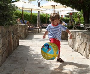 10-07-2008 SHOWBIZZ; SYLVIE - RAFAEL EN DAMIAN VAN DER VAART VIEREN HEERLIJK VAKANTIE IN SPANJE. Het is zon en geluk voor familie van der Vaart op hun vakantie in Spanje. Sylvie en Rafael genieten elke minuut van elkaar en van hun zoon Damian. Na een zeer druk seizoen voor hun beide hebben ze eindelijk weer tijd voor elkaar. Lekker op het strand wandelen en af en toe een balletje trappen met Damian. Het is alleen jammer dat ik maar 18 dagen vakantie heb dit jaar zei Rafael want voor dat je het weet sta ik weer op het veld en dan is het weer over met de pret.
Exclusieve foto: Albert den Iseger.