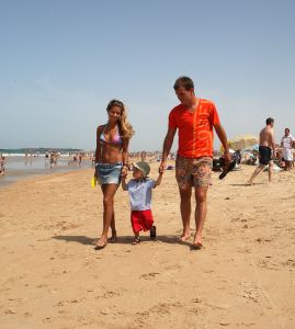10-07-2008 SHOWBIZZ; SYLVIE - RAFAEL EN DAMIAN VAN DER VAART VIEREN HEERLIJK VAKANTIE IN SPANJE. Het is zon en geluk voor familie van der Vaart op hun vakantie in Spanje. Sylvie en Rafael genieten elke minuut van elkaar en van hun zoon Damian. Na een zeer druk seizoen voor hun beide hebben ze eindelijk weer tijd voor elkaar. Lekker op het strand wandelen en af en toe een balletje trappen met Damian. Het is alleen jammer dat ik maar 18 dagen vakantie heb dit jaar zei Rafael want voor dat je het weet sta ik weer op het veld en dan is het weer over met de pret.
Exclusieve foto: Albert den Iseger.