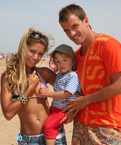 10-07-2008 SHOWBIZZ; SYLVIE - RAFAEL EN DAMIAN VAN DER VAART VIEREN HEERLIJK VAKANTIE IN SPANJE. Het is zon en geluk voor familie van der Vaart op hun vakantie in Spanje. Sylvie en Rafael genieten elke minuut van elkaar en van hun zoon Damian. Na een zeer druk seizoen voor hun beide hebben ze eindelijk weer tijd voor elkaar. Lekker op het strand wandelen en af en toe een balletje trappen met Damian. Het is alleen jammer dat ik maar 18 dagen vakantie heb dit jaar zei Rafael want voor dat je het weet sta ik weer op het veld en dan is het weer over met de pret.
Exclusieve foto: Albert den Iseger.