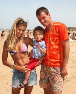 10-07-2008 SHOWBIZZ; SYLVIE - RAFAEL EN DAMIAN VAN DER VAART VIEREN HEERLIJK VAKANTIE IN SPANJE. Het is zon en geluk voor familie van der Vaart op hun vakantie in Spanje. Sylvie en Rafael genieten elke minuut van elkaar en van hun zoon Damian. Na een zeer druk seizoen voor hun beide hebben ze eindelijk weer tijd voor elkaar. Lekker op het strand wandelen en af en toe een balletje trappen met Damian. Het is alleen jammer dat ik maar 18 dagen vakantie heb dit jaar zei Rafael want voor dat je het weet sta ik weer op het veld en dan is het weer over met de pret.
Exclusieve foto: Albert den Iseger.