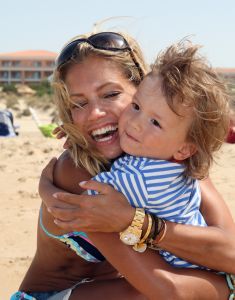 10-07-2008 SHOWBIZZ; SYLVIE - RAFAEL EN DAMIAN VAN DER VAART VIEREN HEERLIJK VAKANTIE IN SPANJE. Het is zon en geluk voor familie van der Vaart op hun vakantie in Spanje. Sylvie en Rafael genieten elke minuut van elkaar en van hun zoon Damian. Na een zeer druk seizoen voor hun beide hebben ze eindelijk weer tijd voor elkaar. Lekker op het strand wandelen en af en toe een balletje trappen met Damian. Het is alleen jammer dat ik maar 18 dagen vakantie heb dit jaar zei Rafael want voor dat je het weet sta ik weer op het veld en dan is het weer over met de pret.
Exclusieve foto: Albert den Iseger.