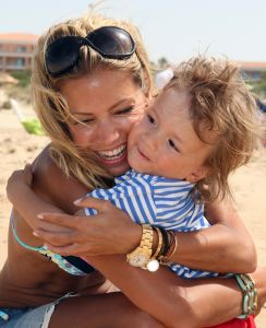 10-07-2008 SHOWBIZZ; SYLVIE - RAFAEL EN DAMIAN VAN DER VAART VIEREN HEERLIJK VAKANTIE IN SPANJE. Het is zon en geluk voor familie van der Vaart op hun vakantie in Spanje. Sylvie en Rafael genieten elke minuut van elkaar en van hun zoon Damian. Na een zeer druk seizoen voor hun beide hebben ze eindelijk weer tijd voor elkaar. Lekker op het strand wandelen en af en toe een balletje trappen met Damian. Het is alleen jammer dat ik maar 18 dagen vakantie heb dit jaar zei Rafael want voor dat je het weet sta ik weer op het veld en dan is het weer over met de pret.
Exclusieve foto: Albert den Iseger.