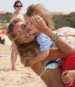 10-07-2008 SHOWBIZZ; SYLVIE - RAFAEL EN DAMIAN VAN DER VAART VIEREN HEERLIJK VAKANTIE IN SPANJE. Het is zon en geluk voor familie van der Vaart op hun vakantie in Spanje. Sylvie en Rafael genieten elke minuut van elkaar en van hun zoon Damian. Na een zeer druk seizoen voor hun beide hebben ze eindelijk weer tijd voor elkaar. Lekker op het strand wandelen en af en toe een balletje trappen met Damian. Het is alleen jammer dat ik maar 18 dagen vakantie heb dit jaar zei Rafael want voor dat je het weet sta ik weer op het veld en dan is het weer over met de pret.
Exclusieve foto: Albert den Iseger.