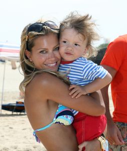 10-07-2008 SHOWBIZZ; SYLVIE - RAFAEL EN DAMIAN VAN DER VAART VIEREN HEERLIJK VAKANTIE IN SPANJE. Het is zon en geluk voor familie van der Vaart op hun vakantie in Spanje. Sylvie en Rafael genieten elke minuut van elkaar en van hun zoon Damian. Na een zeer druk seizoen voor hun beide hebben ze eindelijk weer tijd voor elkaar. Lekker op het strand wandelen en af en toe een balletje trappen met Damian. Het is alleen jammer dat ik maar 18 dagen vakantie heb dit jaar zei Rafael want voor dat je het weet sta ik weer op het veld en dan is het weer over met de pret.
Exclusieve foto: Albert den Iseger.