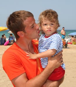 10-07-2008 SHOWBIZZ; SYLVIE - RAFAEL EN DAMIAN VAN DER VAART VIEREN HEERLIJK VAKANTIE IN SPANJE. Het is zon en geluk voor familie van der Vaart op hun vakantie in Spanje. Sylvie en Rafael genieten elke minuut van elkaar en van hun zoon Damian. Na een zeer druk seizoen voor hun beide hebben ze eindelijk weer tijd voor elkaar. Lekker op het strand wandelen en af en toe een balletje trappen met Damian. Het is alleen jammer dat ik maar 18 dagen vakantie heb dit jaar zei Rafael want voor dat je het weet sta ik weer op het veld en dan is het weer over met de pret.
Exclusieve foto: Albert den Iseger.