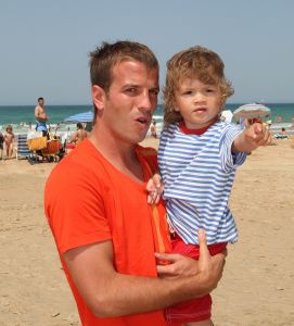 10-07-2008 SHOWBIZZ; SYLVIE - RAFAEL EN DAMIAN VAN DER VAART VIEREN HEERLIJK VAKANTIE IN SPANJE. Het is zon en geluk voor familie van der Vaart op hun vakantie in Spanje. Sylvie en Rafael genieten elke minuut van elkaar en van hun zoon Damian. Na een zeer druk seizoen voor hun beide hebben ze eindelijk weer tijd voor elkaar. Lekker op het strand wandelen en af en toe een balletje trappen met Damian. Het is alleen jammer dat ik maar 18 dagen vakantie heb dit jaar zei Rafael want voor dat je het weet sta ik weer op het veld en dan is het weer over met de pret.
Exclusieve foto: Albert den Iseger.
