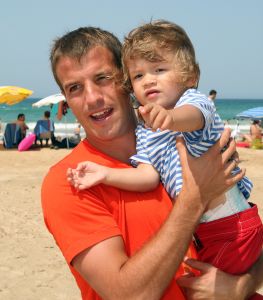 10-07-2008 SHOWBIZZ; SYLVIE - RAFAEL EN DAMIAN VAN DER VAART VIEREN HEERLIJK VAKANTIE IN SPANJE. Het is zon en geluk voor familie van der Vaart op hun vakantie in Spanje. Sylvie en Rafael genieten elke minuut van elkaar en van hun zoon Damian. Na een zeer druk seizoen voor hun beide hebben ze eindelijk weer tijd voor elkaar. Lekker op het strand wandelen en af en toe een balletje trappen met Damian. Het is alleen jammer dat ik maar 18 dagen vakantie heb dit jaar zei Rafael want voor dat je het weet sta ik weer op het veld en dan is het weer over met de pret.
Exclusieve foto: Albert den Iseger.