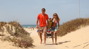 10-07-2008 SHOWBIZZ; SYLVIE - RAFAEL EN DAMIAN VAN DER VAART VIEREN HEERLIJK VAKANTIE IN SPANJE. Het is zon en geluk voor familie van der Vaart op hun vakantie in Spanje. Sylvie en Rafael genieten elke minuut van elkaar en van hun zoon Damian. Na een zeer druk seizoen voor hun beide hebben ze eindelijk weer tijd voor elkaar. Lekker op het strand wandelen en af en toe een balletje trappen met Damian. Het is alleen jammer dat ik maar 18 dagen vakantie heb dit jaar zei Rafael want voor dat je het weet sta ik weer op het veld en dan is het weer over met de pret.
Exclusieve foto: Albert den Iseger.