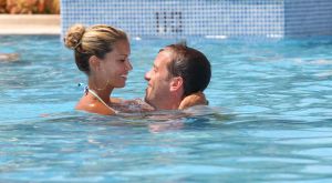 10-07-2008 SHOWBIZZ; SYLVIE - RAFAEL EN DAMIAN VAN DER VAART VIEREN HEERLIJK VAKANTIE IN SPANJE. Het is zon en geluk voor familie van der Vaart op hun vakantie in Spanje. Sylvie en Rafael genieten elke minuut van elkaar en van hun zoon Damian. Na een zeer druk seizoen voor hun beide hebben ze eindelijk weer tijd voor elkaar. Lekker op het strand wandelen en af en toe een balletje trappen met Damian. Het is alleen jammer dat ik maar 18 dagen vakantie heb dit jaar zei Rafael want voor dat je het weet sta ik weer op het veld en dan is het weer over met de pret.
Exclusieve foto: Albert den Iseger.