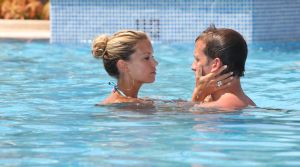 10-07-2008 SHOWBIZZ; SYLVIE - RAFAEL EN DAMIAN VAN DER VAART VIEREN HEERLIJK VAKANTIE IN SPANJE. Het is zon en geluk voor familie van der Vaart op hun vakantie in Spanje. Sylvie en Rafael genieten elke minuut van elkaar en van hun zoon Damian. Na een zeer druk seizoen voor hun beide hebben ze eindelijk weer tijd voor elkaar. Lekker op het strand wandelen en af en toe een balletje trappen met Damian. Het is alleen jammer dat ik maar 18 dagen vakantie heb dit jaar zei Rafael want voor dat je het weet sta ik weer op het veld en dan is het weer over met de pret.
Exclusieve foto: Albert den Iseger.