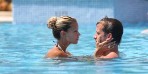 10-07-2008 SHOWBIZZ; SYLVIE - RAFAEL EN DAMIAN VAN DER VAART VIEREN HEERLIJK VAKANTIE IN SPANJE. Het is zon en geluk voor familie van der Vaart op hun vakantie in Spanje. Sylvie en Rafael genieten elke minuut van elkaar en van hun zoon Damian. Na een zeer druk seizoen voor hun beide hebben ze eindelijk weer tijd voor elkaar. Lekker op het strand wandelen en af en toe een balletje trappen met Damian. Het is alleen jammer dat ik maar 18 dagen vakantie heb dit jaar zei Rafael want voor dat je het weet sta ik weer op het veld en dan is het weer over met de pret.
Exclusieve foto: Albert den Iseger.