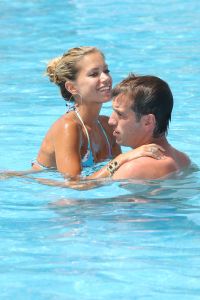 10-07-2008 SHOWBIZZ; SYLVIE - RAFAEL EN DAMIAN VAN DER VAART VIEREN HEERLIJK VAKANTIE IN SPANJE. Het is zon en geluk voor familie van der Vaart op hun vakantie in Spanje. Sylvie en Rafael genieten elke minuut van elkaar en van hun zoon Damian. Na een zeer druk seizoen voor hun beide hebben ze eindelijk weer tijd voor elkaar. Lekker op het strand wandelen en af en toe een balletje trappen met Damian. Het is alleen jammer dat ik maar 18 dagen vakantie heb dit jaar zei Rafael want voor dat je het weet sta ik weer op het veld en dan is het weer over met de pret.
Exclusieve foto: Albert den Iseger.