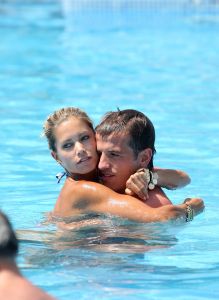 10-07-2008 SHOWBIZZ; SYLVIE - RAFAEL EN DAMIAN VAN DER VAART VIEREN HEERLIJK VAKANTIE IN SPANJE. Het is zon en geluk voor familie van der Vaart op hun vakantie in Spanje. Sylvie en Rafael genieten elke minuut van elkaar en van hun zoon Damian. Na een zeer druk seizoen voor hun beide hebben ze eindelijk weer tijd voor elkaar. Lekker op het strand wandelen en af en toe een balletje trappen met Damian. Het is alleen jammer dat ik maar 18 dagen vakantie heb dit jaar zei Rafael want voor dat je het weet sta ik weer op het veld en dan is het weer over met de pret.
Exclusieve foto: Albert den Iseger.