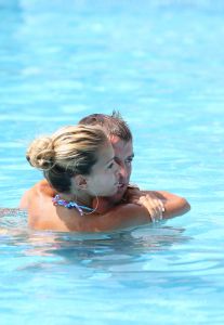 10-07-2008 SHOWBIZZ; SYLVIE - RAFAEL EN DAMIAN VAN DER VAART VIEREN HEERLIJK VAKANTIE IN SPANJE. Het is zon en geluk voor familie van der Vaart op hun vakantie in Spanje. Sylvie en Rafael genieten elke minuut van elkaar en van hun zoon Damian. Na een zeer druk seizoen voor hun beide hebben ze eindelijk weer tijd voor elkaar. Lekker op het strand wandelen en af en toe een balletje trappen met Damian. Het is alleen jammer dat ik maar 18 dagen vakantie heb dit jaar zei Rafael want voor dat je het weet sta ik weer op het veld en dan is het weer over met de pret.
Exclusieve foto: Albert den Iseger.