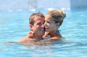 10-07-2008 SHOWBIZZ; SYLVIE - RAFAEL EN DAMIAN VAN DER VAART VIEREN HEERLIJK VAKANTIE IN SPANJE. Het is zon en geluk voor familie van der Vaart op hun vakantie in Spanje. Sylvie en Rafael genieten elke minuut van elkaar en van hun zoon Damian. Na een zeer druk seizoen voor hun beide hebben ze eindelijk weer tijd voor elkaar. Lekker op het strand wandelen en af en toe een balletje trappen met Damian. Het is alleen jammer dat ik maar 18 dagen vakantie heb dit jaar zei Rafael want voor dat je het weet sta ik weer op het veld en dan is het weer over met de pret.
Exclusieve foto: Albert den Iseger.