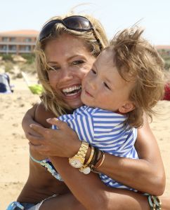 10-07-2008 SHOWBIZZ; SYLVIE - RAFAEL EN DAMIAN VAN DER VAART VIEREN HEERLIJK VAKANTIE IN SPANJE. Het is zon en geluk voor familie van der Vaart op hun vakantie in Spanje. Sylvie en Rafael genieten elke minuut van elkaar en van hun zoon Damian. Na een zeer druk seizoen voor hun beide hebben ze eindelijk weer tijd voor elkaar. Lekker op het strand wandelen en af en toe een balletje trappen met Damian. Het is alleen jammer dat ik maar 18 dagen vakantie heb dit jaar zei Rafael want voor dat je het weet sta ik weer op het veld en dan is het weer over met de pret.
Exclusieve foto: Albert den Iseger.