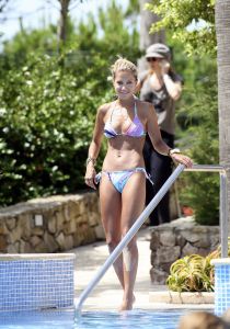 10-07-2008 SHOWBIZZ; SYLVIE - RAFAEL EN DAMIAN VAN DER VAART VIEREN HEERLIJK VAKANTIE IN SPANJE. Het is zon en geluk voor familie van der Vaart op hun vakantie in Spanje. Sylvie en Rafael genieten elke minuut van elkaar en van hun zoon Damian. Na een zeer druk seizoen voor hun beide hebben ze eindelijk weer tijd voor elkaar. Lekker op het strand wandelen en af en toe een balletje trappen met Damian. Het is alleen jammer dat ik maar 18 dagen vakantie heb dit jaar zei Rafael want voor dat je het weet sta ik weer op het veld en dan is het weer over met de pret.
Exclusieve foto: Albert den Iseger.
