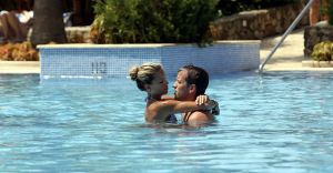 10-07-2008 SHOWBIZZ; SYLVIE - RAFAEL EN DAMIAN VAN DER VAART VIEREN HEERLIJK VAKANTIE IN SPANJE. Het is zon en geluk voor familie van der Vaart op hun vakantie in Spanje. Sylvie en Rafael genieten elke minuut van elkaar en van hun zoon Damian. Na een zeer druk seizoen voor hun beide hebben ze eindelijk weer tijd voor elkaar. Lekker op het strand wandelen en af en toe een balletje trappen met Damian. Het is alleen jammer dat ik maar 18 dagen vakantie heb dit jaar zei Rafael want voor dat je het weet sta ik weer op het veld en dan is het weer over met de pret.
Exclusieve foto: Albert den Iseger.
