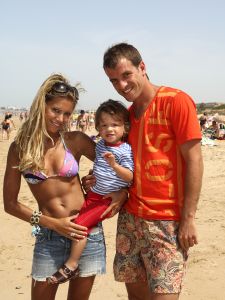 10-07-2008 SHOWBIZZ; SYLVIE - RAFAEL EN DAMIAN VAN DER VAART VIEREN HEERLIJK VAKANTIE IN SPANJE. Het is zon en geluk voor familie van der Vaart op hun vakantie in Spanje. Sylvie en Rafael genieten elke minuut van elkaar en van hun zoon Damian. Na een zeer druk seizoen voor hun beide hebben ze eindelijk weer tijd voor elkaar. Lekker op het strand wandelen en af en toe een balletje trappen met Damian. Het is alleen jammer dat ik maar 18 dagen vakantie heb dit jaar zei Rafael want voor dat je het weet sta ik weer op het veld en dan is het weer over met de pret.
Exclusieve foto: Albert den Iseger.