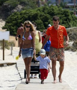 10-07-2008 SHOWBIZZ; SYLVIE - RAFAEL EN DAMIAN VAN DER VAART VIEREN HEERLIJK VAKANTIE IN SPANJE. Het is zon en geluk voor familie van der Vaart op hun vakantie in Spanje. Sylvie en Rafael genieten elke minuut van elkaar en van hun zoon Damian. Na een zeer druk seizoen voor hun beide hebben ze eindelijk weer tijd voor elkaar. Lekker op het strand wandelen en af en toe een balletje trappen met Damian. Het is alleen jammer dat ik maar 18 dagen vakantie heb dit jaar zei Rafael want voor dat je het weet sta ik weer op het veld en dan is het weer over met de pret.
Exclusieve foto: Albert den Iseger.