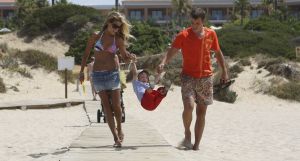 10-07-2008 SHOWBIZZ; SYLVIE - RAFAEL EN DAMIAN VAN DER VAART VIEREN HEERLIJK VAKANTIE IN SPANJE. Het is zon en geluk voor familie van der Vaart op hun vakantie in Spanje. Sylvie en Rafael genieten elke minuut van elkaar en van hun zoon Damian. Na een zeer druk seizoen voor hun beide hebben ze eindelijk weer tijd voor elkaar. Lekker op het strand wandelen en af en toe een balletje trappen met Damian. Het is alleen jammer dat ik maar 18 dagen vakantie heb dit jaar zei Rafael want voor dat je het weet sta ik weer op het veld en dan is het weer over met de pret.
Exclusieve foto: Albert den Iseger.