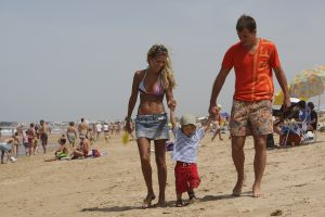 10-07-2008 SHOWBIZZ; SYLVIE - RAFAEL EN DAMIAN VAN DER VAART VIEREN HEERLIJK VAKANTIE IN SPANJE. Het is zon en geluk voor familie van der Vaart op hun vakantie in Spanje. Sylvie en Rafael genieten elke minuut van elkaar en van hun zoon Damian. Na een zeer druk seizoen voor hun beide hebben ze eindelijk weer tijd voor elkaar. Lekker op het strand wandelen en af en toe een balletje trappen met Damian. Het is alleen jammer dat ik maar 18 dagen vakantie heb dit jaar zei Rafael want voor dat je het weet sta ik weer op het veld en dan is het weer over met de pret.
Exclusieve foto: Albert den Iseger.