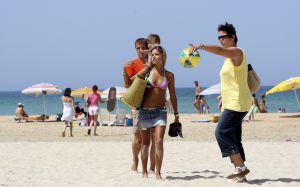 10-07-2008 SHOWBIZZ; SYLVIE - RAFAEL EN DAMIAN VAN DER VAART VIEREN HEERLIJK VAKANTIE IN SPANJE. Het is zon en geluk voor familie van der Vaart op hun vakantie in Spanje. Sylvie en Rafael genieten elke minuut van elkaar en van hun zoon Damian. Na een zeer druk seizoen voor hun beide hebben ze eindelijk weer tijd voor elkaar. Lekker op het strand wandelen en af en toe een balletje trappen met Damian. Het is alleen jammer dat ik maar 18 dagen vakantie heb dit jaar zei Rafael want voor dat je het weet sta ik weer op het veld en dan is het weer over met de pret.
Exclusieve foto: Albert den Iseger.