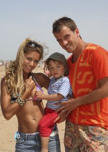 10-07-2008 SHOWBIZZ; SYLVIE - RAFAEL EN DAMIAN VAN DER VAART VIEREN HEERLIJK VAKANTIE IN SPANJE. Het is zon en geluk voor familie van der Vaart op hun vakantie in Spanje. Sylvie en Rafael genieten elke minuut van elkaar en van hun zoon Damian. Na een zeer druk seizoen voor hun beide hebben ze eindelijk weer tijd voor elkaar. Lekker op het strand wandelen en af en toe een balletje trappen met Damian. Het is alleen jammer dat ik maar 18 dagen vakantie heb dit jaar zei Rafael want voor dat je het weet sta ik weer op het veld en dan is het weer over met de pret.
Exclusieve foto: Albert den Iseger.