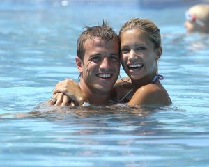 10-07-2008 SHOWBIZZ; SYLVIE - RAFAEL EN DAMIAN VAN DER VAART VIEREN HEERLIJK VAKANTIE IN SPANJE. Het is zon en geluk voor familie van der Vaart op hun vakantie in Spanje. Sylvie en Rafael genieten elke minuut van elkaar en van hun zoon Damian. Na een zeer druk seizoen voor hun beide hebben ze eindelijk weer tijd voor elkaar. Lekker op het strand wandelen en af en toe een balletje trappen met Damian. Het is alleen jammer dat ik maar 18 dagen vakantie heb dit jaar zei Rafael want voor dat je het weet sta ik weer op het veld en dan is het weer over met de pret.
Exclusieve foto: Albert den Iseger.