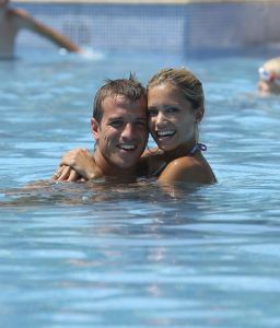 10-07-2008 SHOWBIZZ; SYLVIE - RAFAEL EN DAMIAN VAN DER VAART VIEREN HEERLIJK VAKANTIE IN SPANJE. Het is zon en geluk voor familie van der Vaart op hun vakantie in Spanje. Sylvie en Rafael genieten elke minuut van elkaar en van hun zoon Damian. Na een zeer druk seizoen voor hun beide hebben ze eindelijk weer tijd voor elkaar. Lekker op het strand wandelen en af en toe een balletje trappen met Damian. Het is alleen jammer dat ik maar 18 dagen vakantie heb dit jaar zei Rafael want voor dat je het weet sta ik weer op het veld en dan is het weer over met de pret.
Exclusieve foto: Albert den Iseger.
