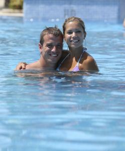 10-07-2008 SHOWBIZZ; SYLVIE - RAFAEL EN DAMIAN VAN DER VAART VIEREN HEERLIJK VAKANTIE IN SPANJE. Het is zon en geluk voor familie van der Vaart op hun vakantie in Spanje. Sylvie en Rafael genieten elke minuut van elkaar en van hun zoon Damian. Na een zeer druk seizoen voor hun beide hebben ze eindelijk weer tijd voor elkaar. Lekker op het strand wandelen en af en toe een balletje trappen met Damian. Het is alleen jammer dat ik maar 18 dagen vakantie heb dit jaar zei Rafael want voor dat je het weet sta ik weer op het veld en dan is het weer over met de pret.
Exclusieve foto: Albert den Iseger.