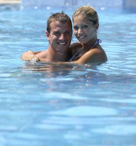 10-07-2008 SHOWBIZZ; SYLVIE - RAFAEL EN DAMIAN VAN DER VAART VIEREN HEERLIJK VAKANTIE IN SPANJE. Het is zon en geluk voor familie van der Vaart op hun vakantie in Spanje. Sylvie en Rafael genieten elke minuut van elkaar en van hun zoon Damian. Na een zeer druk seizoen voor hun beide hebben ze eindelijk weer tijd voor elkaar. Lekker op het strand wandelen en af en toe een balletje trappen met Damian. Het is alleen jammer dat ik maar 18 dagen vakantie heb dit jaar zei Rafael want voor dat je het weet sta ik weer op het veld en dan is het weer over met de pret.
Exclusieve foto: Albert den Iseger.