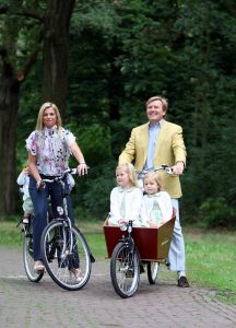 16-07-2008 KONINKLIJKHUIS: MAXIMA EN WILLEM ALEXANDER BLIJ MET SUPER TRIO. Wat een leuk trio AMALIA ALEXIA en ARIANE  drie meisjes drie prinsessen en in leeftijd schelen ze slechts anderhalf jaar maar uiterlijk totaal verschillend. Het was weer het foto kwartiertje op de Horsten dit maal. Het hele verhaal en de mooste plaatsjes deze week in uw weekblad Prive.
foto: Albert den Iseger.