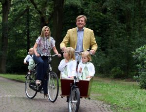 16-07-2008 KONINKLIJKHUIS: MAXIMA EN WILLEM ALEXANDER BLIJ MET SUPER TRIO. Wat een leuk trio AMALIA ALEXIA en ARIANE  drie meisjes drie prinsessen en in leeftijd schelen ze slechts anderhalf jaar maar uiterlijk totaal verschillend. Het was weer het foto kwartiertje op de Horsten dit maal. Het hele verhaal en de mooste plaatsjes deze week in uw weekblad Prive.
foto: Albert den Iseger.