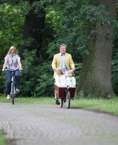 16-07-2008 KONINKLIJKHUIS: MAXIMA EN WILLEM ALEXANDER BLIJ MET SUPER TRIO. Wat een leuk trio AMALIA ALEXIA en ARIANE  drie meisjes drie prinsessen en in leeftijd schelen ze slechts anderhalf jaar maar uiterlijk totaal verschillend. Het was weer het foto kwartiertje op de Horsten dit maal. Het hele verhaal en de mooste plaatsjes deze week in uw weekblad Prive.
foto: Albert den Iseger.